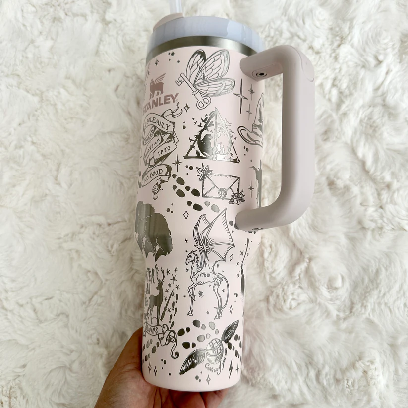 Exklusiv: Individuell gestaltbarer HP STLY Quencher-Becher 1,2 L / 40 oz  + *GRATIS-GESCHENK Set mit 5 Strohhalmabdeckungen* – LIMITIERTE AUFLAGE
