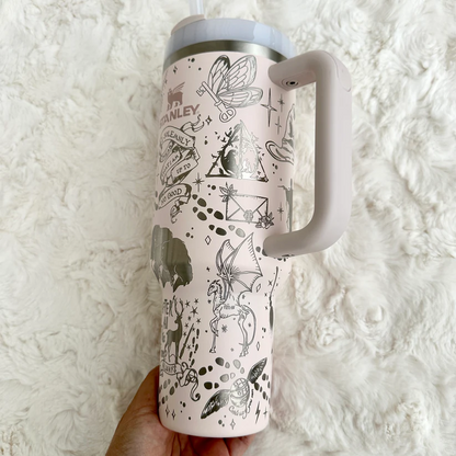 Exklusiv: Individuell gestaltbarer HP STLY Quencher-Becher 1,2 L / 40 oz  + *GRATIS-GESCHENK Set mit 5 Strohhalmabdeckungen* – LIMITIERTE AUFLAGE