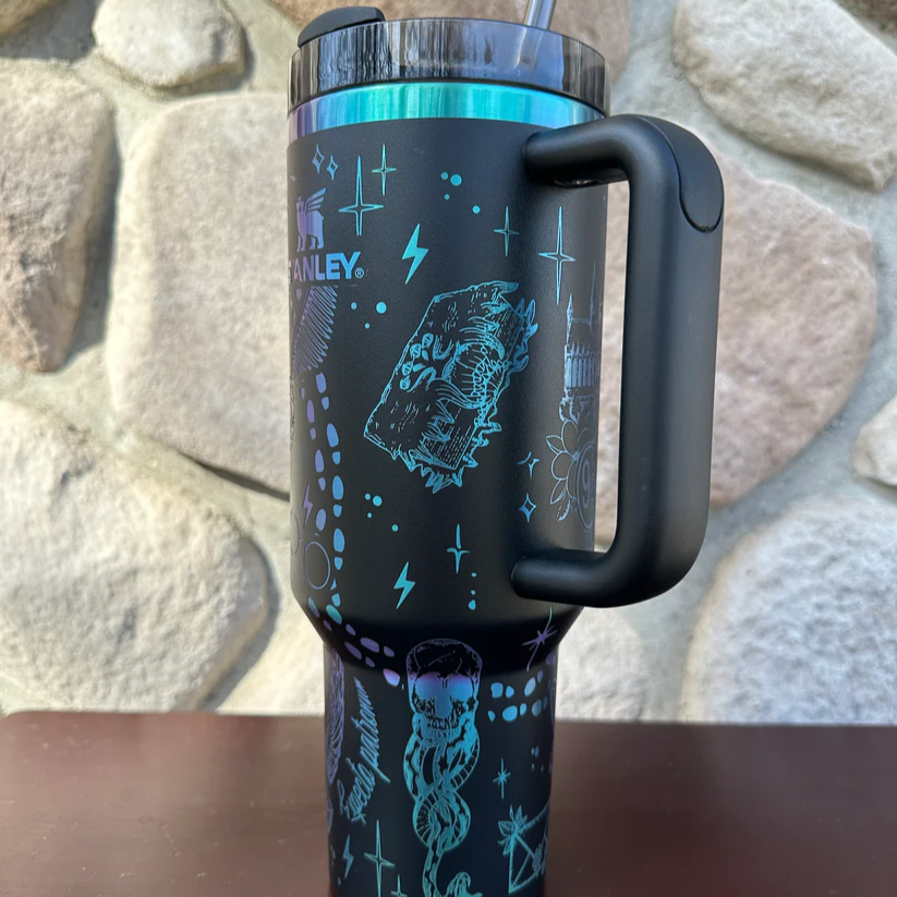 Exklusiv: Individuell gestaltbarer HP STLY Quencher-Becher 1,2 L / 40 oz  + *GRATIS-GESCHENK Set mit 5 Strohhalmabdeckungen* – LIMITIERTE AUFLAGE