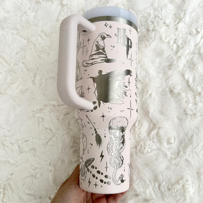 Exklusiv: Individuell gestaltbarer HP STLY Quencher-Becher 1,2 L / 40 oz  + *GRATIS-GESCHENK Set mit 5 Strohhalmabdeckungen* – LIMITIERTE AUFLAGE