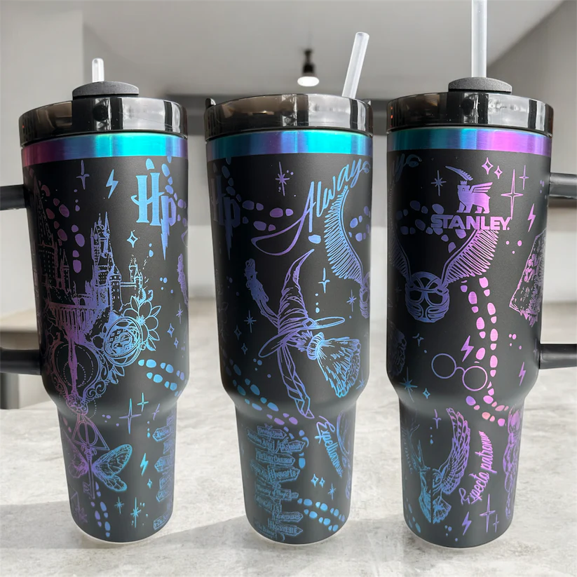 Exklusiv: Individuell gestaltbarer HP STLY Quencher-Becher 1,2 L / 40 oz  + *GRATIS-GESCHENK Set mit 5 Strohhalmabdeckungen* – LIMITIERTE AUFLAGE