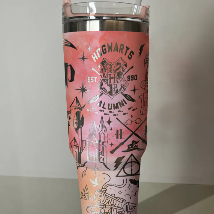 Exklusiv: Individuell gestaltbarer HP STLY Quencher-Becher 1,2 L / 40 oz  + *GRATIS-GESCHENK Set mit 5 Strohhalmabdeckungen* – LIMITIERTE AUFLAGE