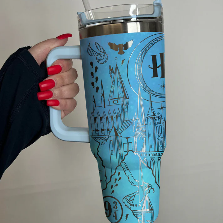 Exklusiv: Individuell gestaltbarer HP STLY Quencher-Becher 1,2 L / 40 oz  + *GRATIS-GESCHENK Set mit 5 Strohhalmabdeckungen* – LIMITIERTE AUFLAGE