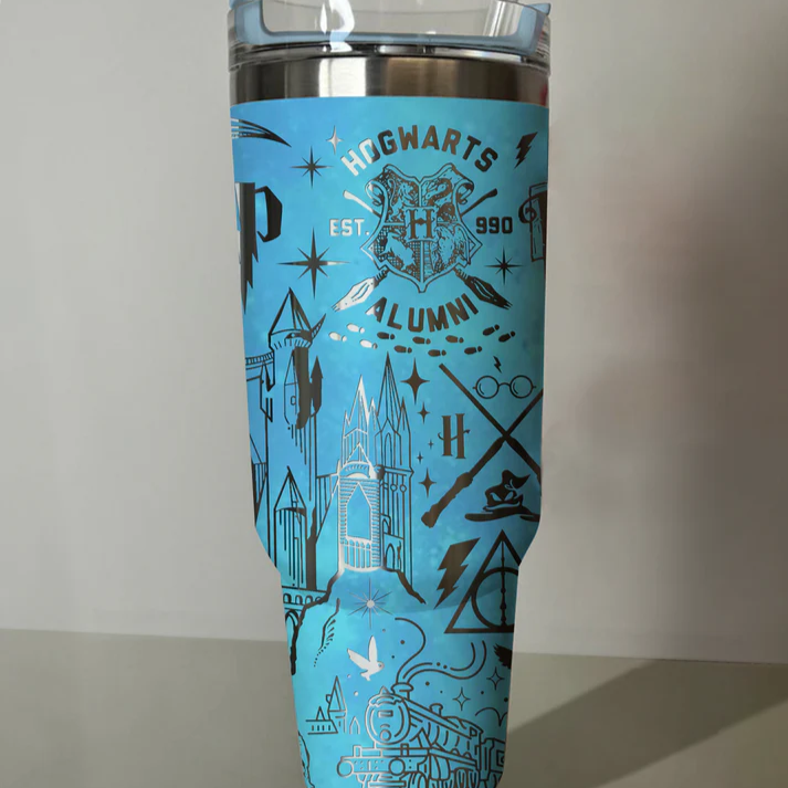 Exklusiv: Individuell gestaltbarer HP STLY Quencher-Becher 1,2 L / 40 oz  + *GRATIS-GESCHENK Set mit 5 Strohhalmabdeckungen* – LIMITIERTE AUFLAGE