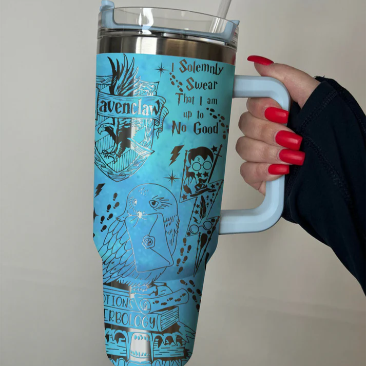 Exklusiv: Individuell gestaltbarer HP STLY Quencher-Becher 1,2 L / 40 oz  + *GRATIS-GESCHENK Set mit 5 Strohhalmabdeckungen* – LIMITIERTE AUFLAGE