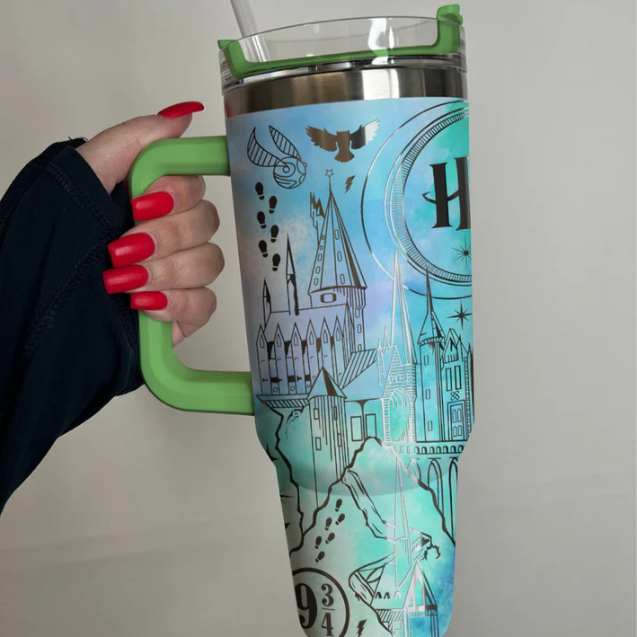 Exklusiv: Individuell gestaltbarer HP STLY Quencher-Becher 1,2 L / 40 oz  + *GRATIS-GESCHENK Set mit 5 Strohhalmabdeckungen* – LIMITIERTE AUFLAGE