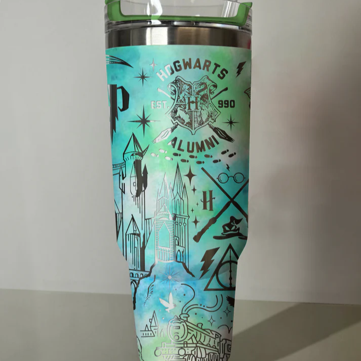 Exklusiv: Individuell gestaltbarer HP STLY Quencher-Becher 1,2 L / 40 oz  + *GRATIS-GESCHENK Set mit 5 Strohhalmabdeckungen* – LIMITIERTE AUFLAGE