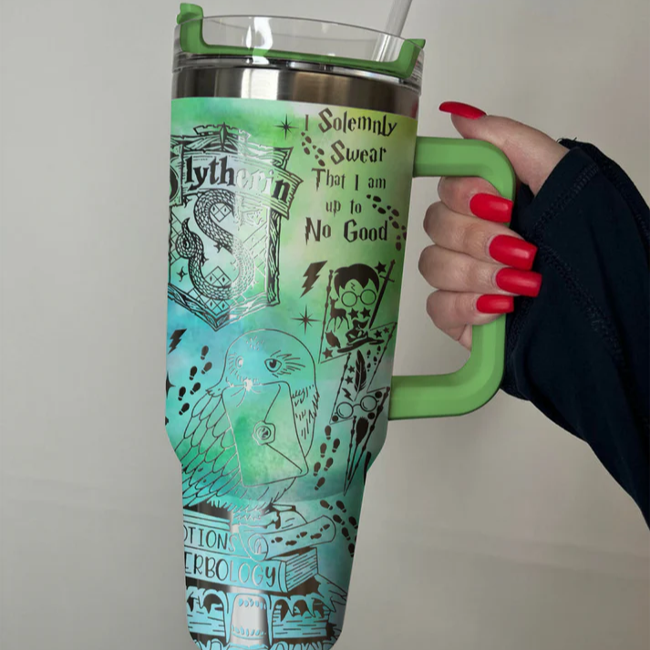 Exklusiv: Individuell gestaltbarer HP STLY Quencher-Becher 1,2 L / 40 oz  + *GRATIS-GESCHENK Set mit 5 Strohhalmabdeckungen* – LIMITIERTE AUFLAGE