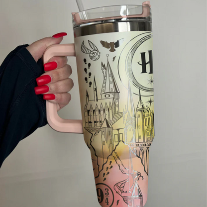 Exklusiv: Individuell gestaltbarer HP STLY Quencher-Becher 1,2 L / 40 oz  + *GRATIS-GESCHENK Set mit 5 Strohhalmabdeckungen* – LIMITIERTE AUFLAGE