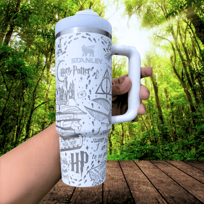 Exklusiv: Individuell gestaltbarer HP STLY Quencher-Becher 1,2 L / 40 oz  + *GRATIS-GESCHENK Set mit 5 Strohhalmabdeckungen* – LIMITIERTE AUFLAGE