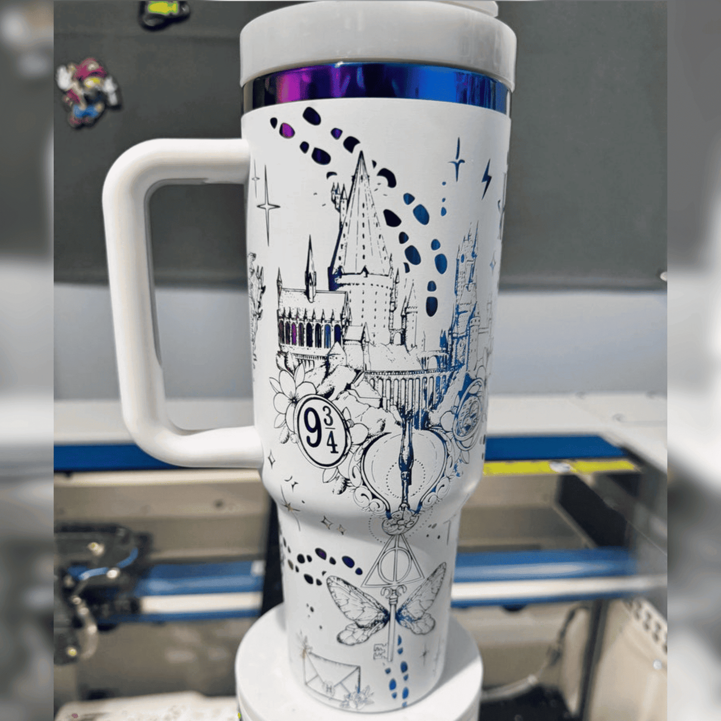 Exklusiv: Individuell gestaltbarer HP STLY Quencher-Becher 1,2 L / 40 oz  + *GRATIS-GESCHENK Set mit 5 Strohhalmabdeckungen* – LIMITIERTE AUFLAGE