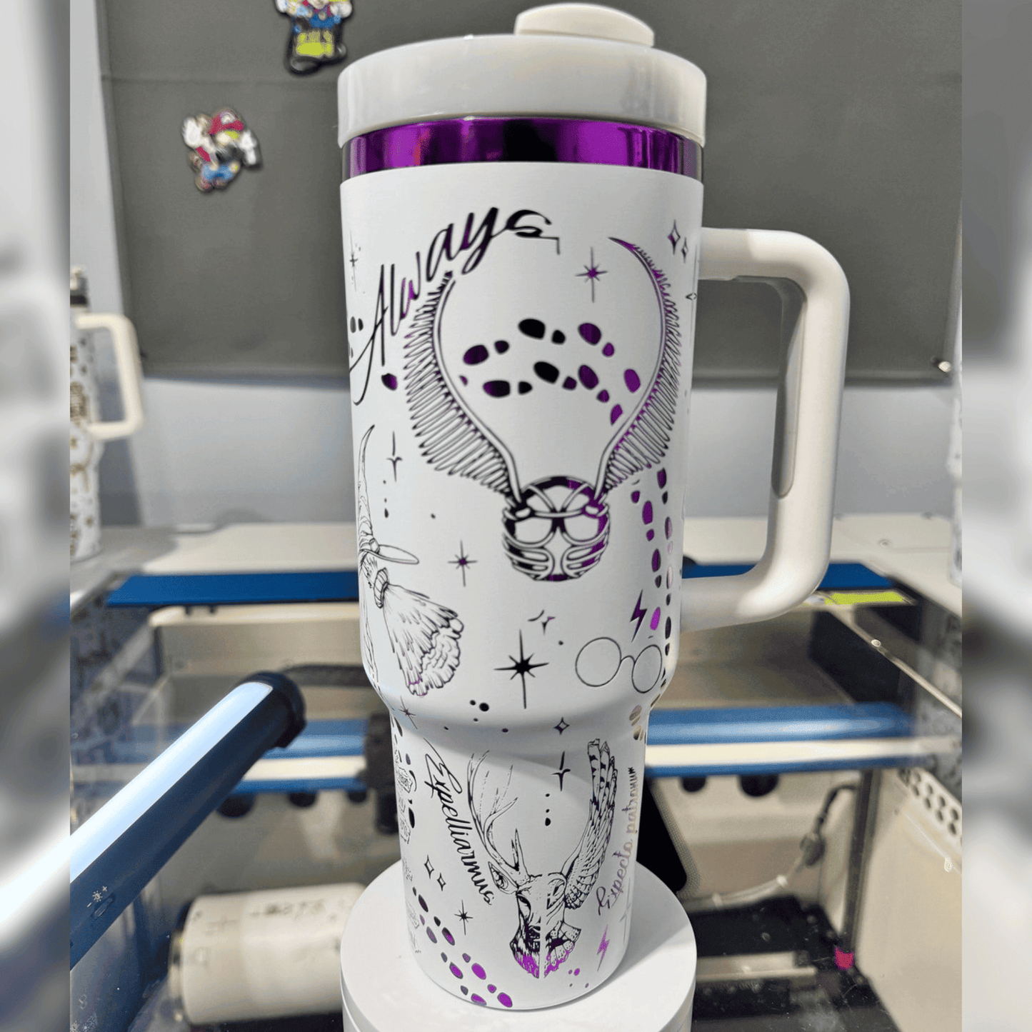 Exklusiv: Individuell gestaltbarer HP STLY Quencher-Becher 1,2 L / 40 oz  + *GRATIS-GESCHENK Set mit 5 Strohhalmabdeckungen* – LIMITIERTE AUFLAGE