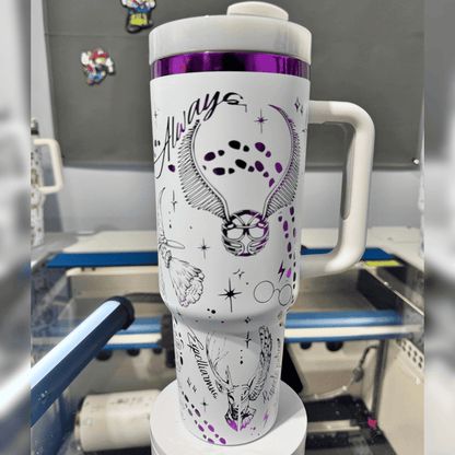 Exklusiv: Individuell gestaltbarer HP STLY Quencher-Becher 1,2 L / 40 oz  + *GRATIS-GESCHENK Set mit 5 Strohhalmabdeckungen* – LIMITIERTE AUFLAGE