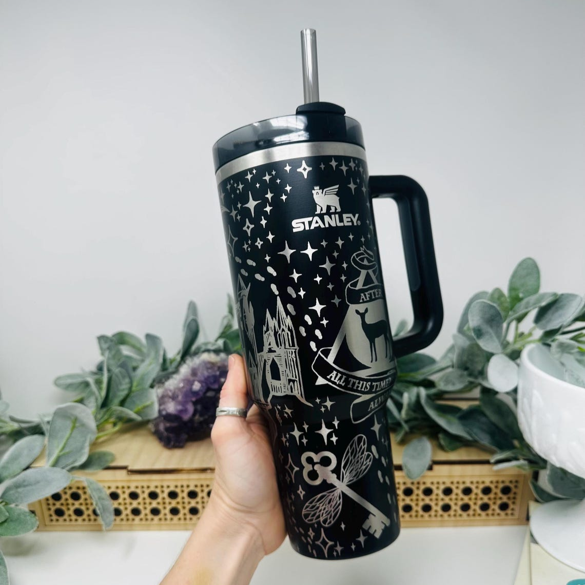 Exklusiv: Individuell gestaltbarer HP STLY Quencher-Becher 1,2 L / 40 oz  + *GRATIS-GESCHENK Set mit 5 Strohhalmabdeckungen* – LIMITIERTE AUFLAGE