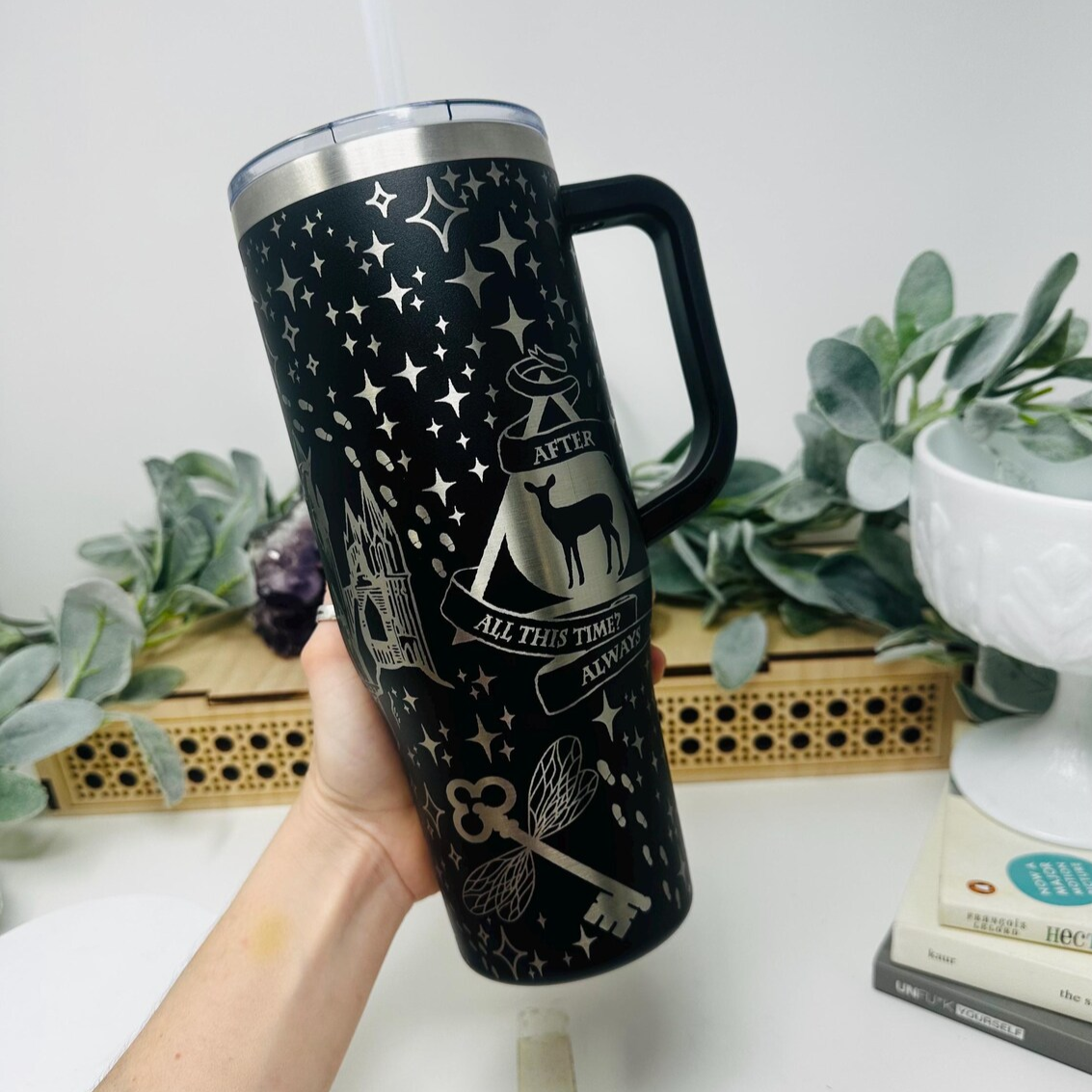 Exklusiv: Individuell gestaltbarer HP STLY Quencher-Becher 1,2 L / 40 oz  + *GRATIS-GESCHENK Set mit 5 Strohhalmabdeckungen* – LIMITIERTE AUFLAGE