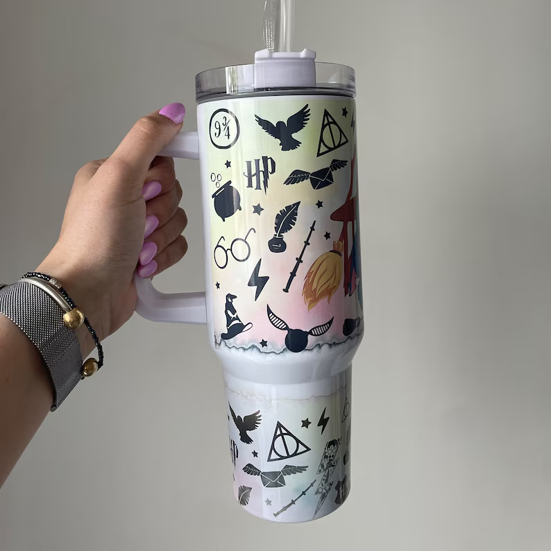 Exklusiv: Individuell gestaltbarer HP STLY Quencher-Becher 1,2 L / 40 oz  + *GRATIS-GESCHENK Set mit 5 Strohhalmabdeckungen* – LIMITIERTE AUFLAGE