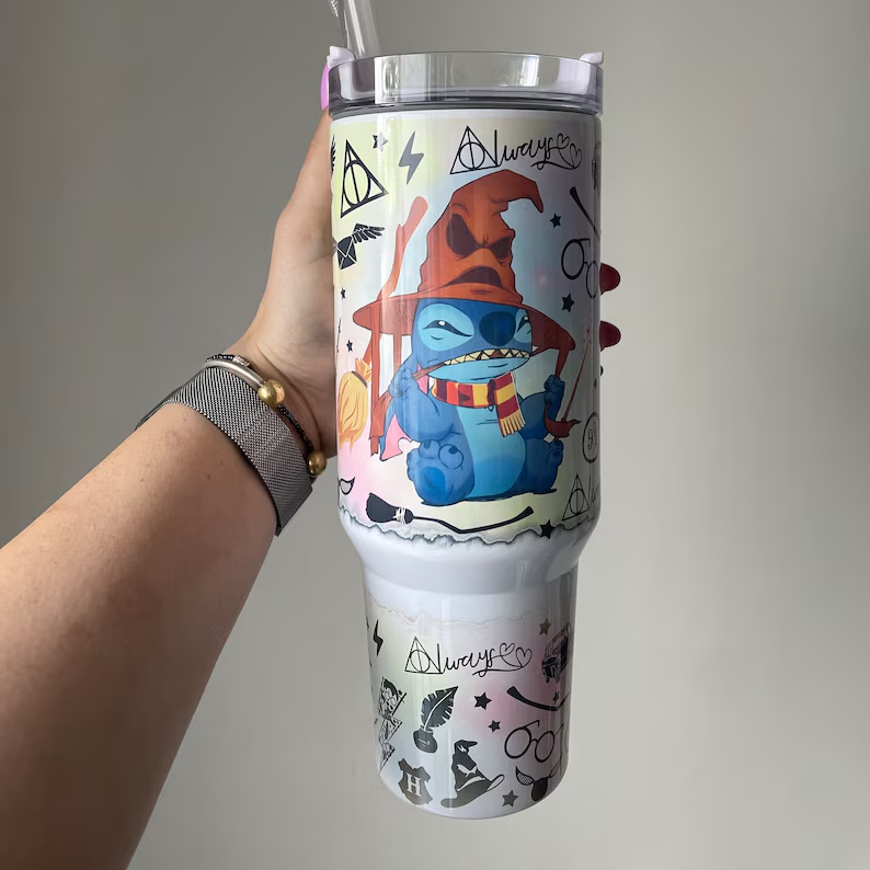 Exklusiv: Individuell gestaltbarer HP STLY Quencher-Becher 1,2 L / 40 oz  + *GRATIS-GESCHENK Set mit 5 Strohhalmabdeckungen* – LIMITIERTE AUFLAGE