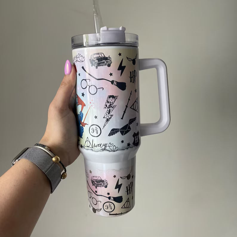 Exklusiv: Individuell gestaltbarer HP STLY Quencher-Becher 1,2 L / 40 oz  + *GRATIS-GESCHENK Set mit 5 Strohhalmabdeckungen* – LIMITIERTE AUFLAGE