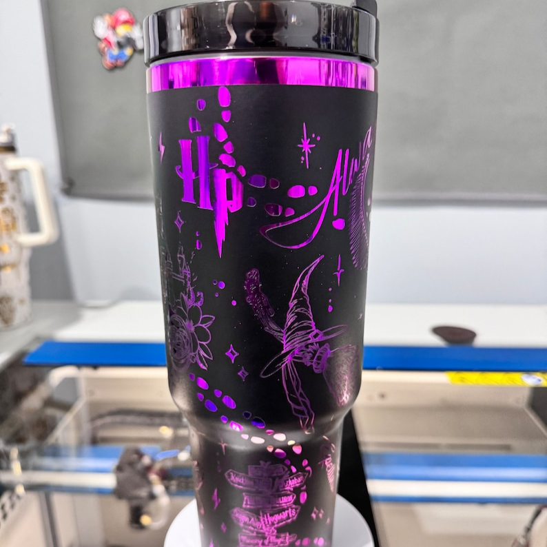 Exklusiv: Individuell gestaltbarer HP STLY Quencher-Becher 1,2 L / 40 oz  + *GRATIS-GESCHENK Set mit 5 Strohhalmabdeckungen* – LIMITIERTE AUFLAGE