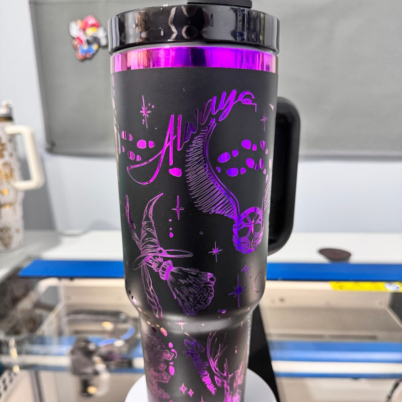 Exklusiv: Individuell gestaltbarer HP STLY Quencher-Becher 1,2 L / 40 oz  + *GRATIS-GESCHENK Set mit 5 Strohhalmabdeckungen* – LIMITIERTE AUFLAGE
