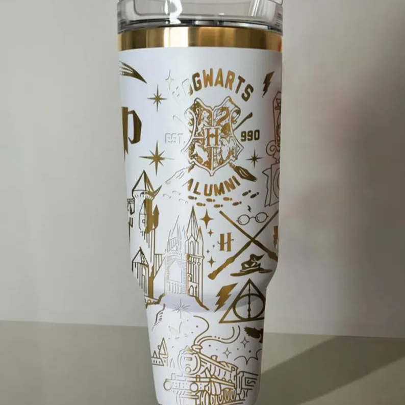 Exklusiv: Individuell gestaltbarer HP STLY Quencher-Becher 1,2 L / 40 oz  + *GRATIS-GESCHENK Set mit 5 Strohhalmabdeckungen* – LIMITIERTE AUFLAGE