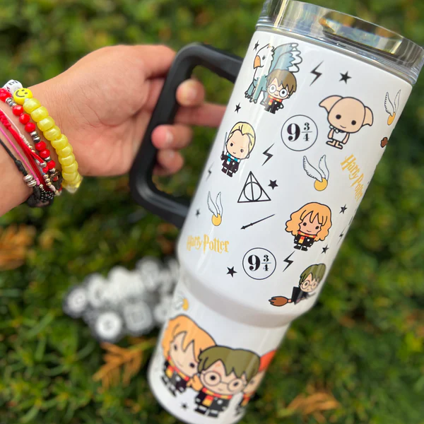 Exklusiv: Individuell gestaltbarer HP STLY Quencher-Becher 1,2 L / 40 oz  + *GRATIS-GESCHENK Set mit 5 Strohhalmabdeckungen* – LIMITIERTE AUFLAGE