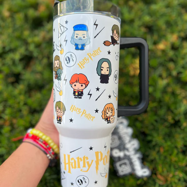 Exklusiv: Individuell gestaltbarer HP STLY Quencher-Becher 1,2 L / 40 oz  + *GRATIS-GESCHENK Set mit 5 Strohhalmabdeckungen* – LIMITIERTE AUFLAGE