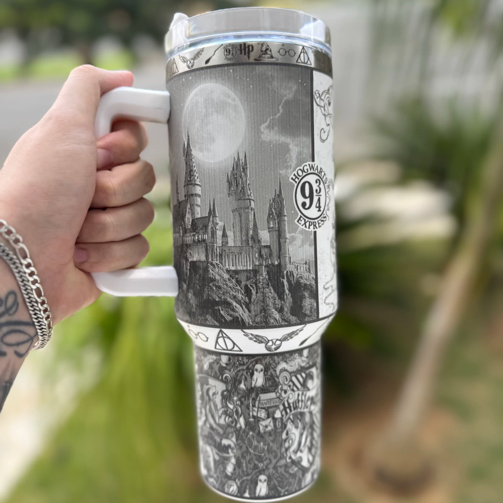 Exklusiv: Individuell gestaltbarer HP STLY Quencher-Becher 1,2 L / 40 oz  + *GRATIS-GESCHENK Set mit 5 Strohhalmabdeckungen* – LIMITIERTE AUFLAGE