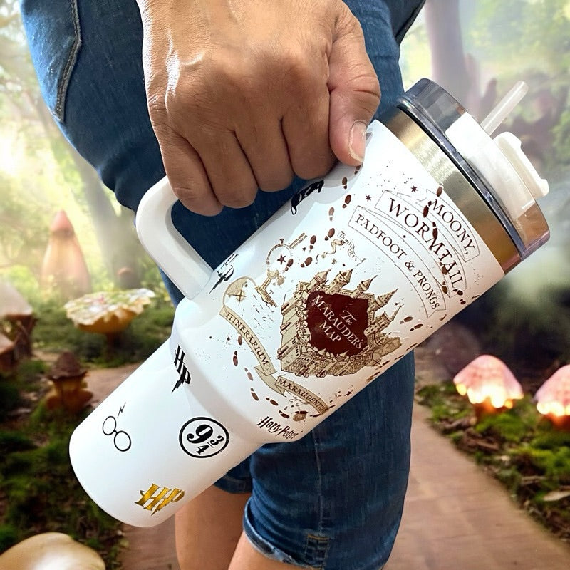 Exklusiv: Individuell gestaltbarer HP STLY Quencher-Becher 1,2 L / 40 oz  + *GRATIS-GESCHENK Set mit 5 Strohhalmabdeckungen* – LIMITIERTE AUFLAGE