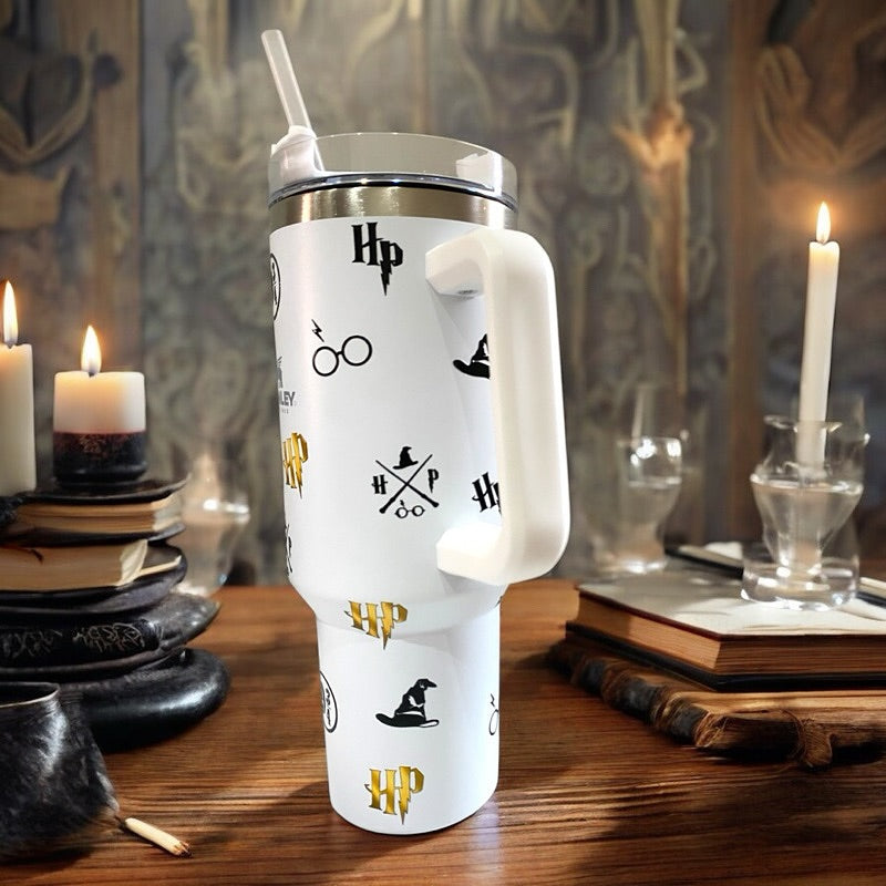 Exklusiv: Individuell gestaltbarer HP STLY Quencher-Becher 1,2 L / 40 oz  + *GRATIS-GESCHENK Set mit 5 Strohhalmabdeckungen* – LIMITIERTE AUFLAGE